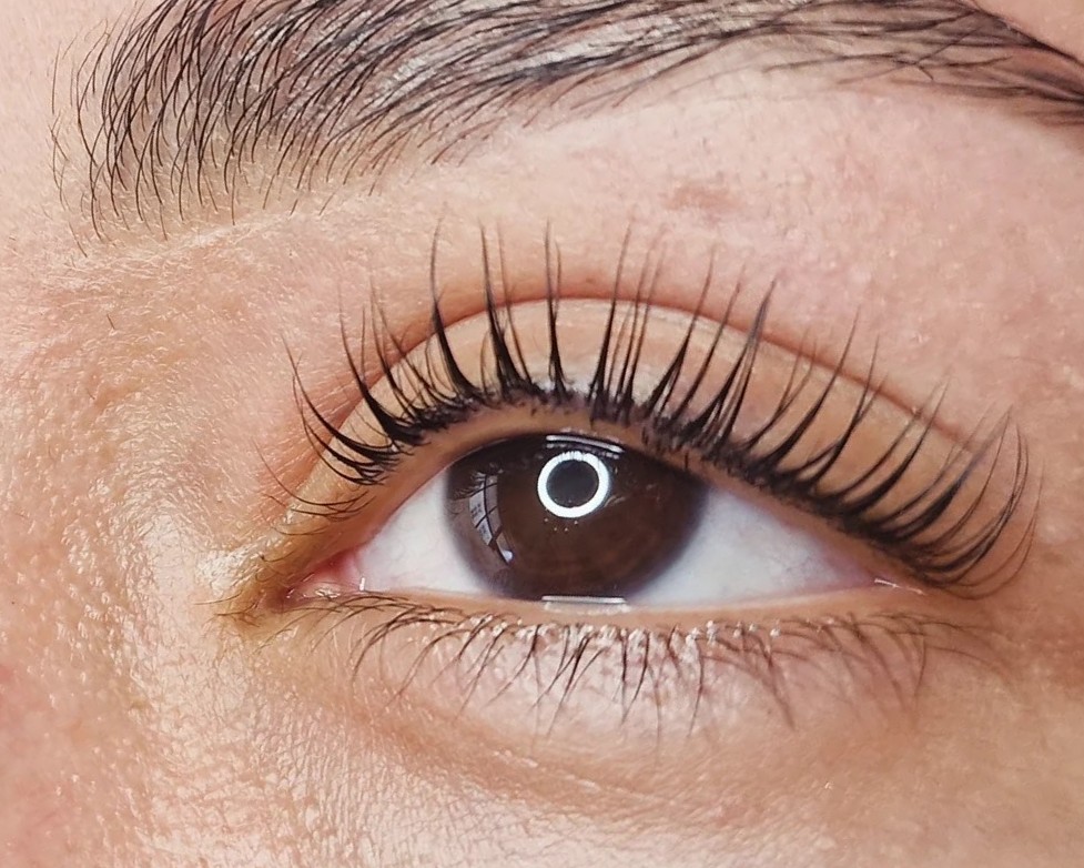 Lashlift met verven, gekrulde wimpers van dichtbij