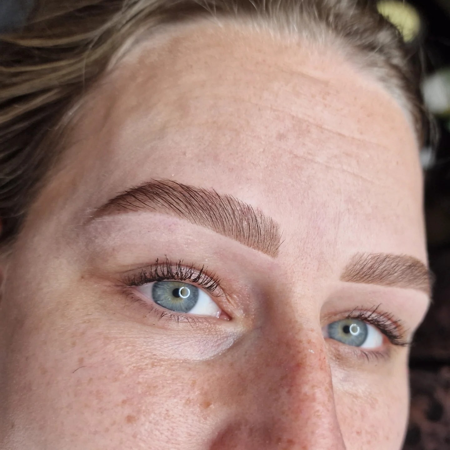 Soft ombre henna brows van dichtbij